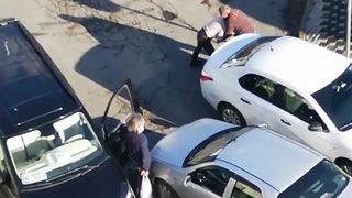 Sürücüler kavga ederken adeta güreşti! İstanbul’daki garip yol verme kavgası kamerada