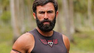 Turabi Çamkıran'ın seks pozuna tepki yağdı! Yarı çıplak kadınla üst üste... 'Yapmadığın bir bu kalmıştı!'