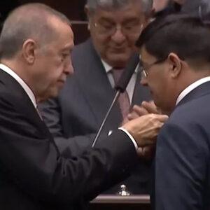 İYİ Parti'den istifa edip AK Parti'ye katıldı! Nazilli Belediye Başkanı Özcan'ın rozetini Cumhurbaşkanı Erdoğan taktı