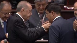 İYİ Parti'den istifa edip AK Parti'ye katıldı! Nazilli Belediye Başkanı Özcan'ın rozetini Cumhurbaşkanı Erdoğan taktı