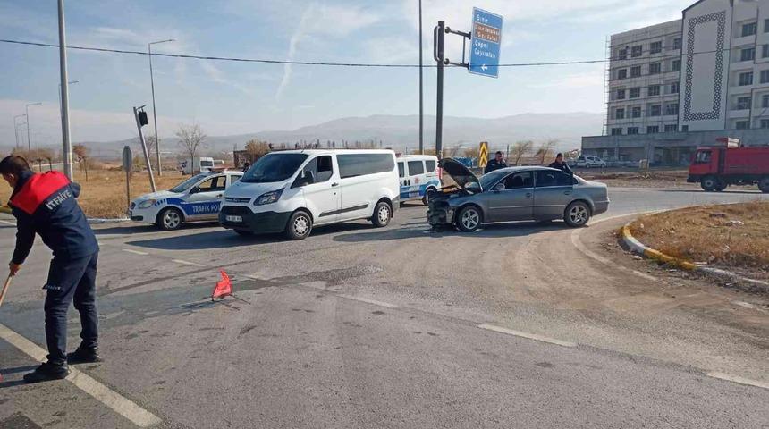 Gemerek’te otomobiller çarpıştı: 2 yaralı