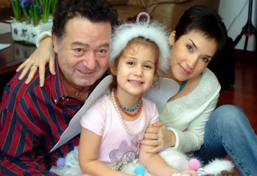 &Uuml;nl&uuml; şarkıcı Kayahan'ın kızı Aslı b&uuml;y&uuml;d&uuml;! Son hali parmak ısırttı 'G&uuml;zellik anneden'