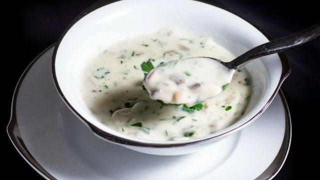 Zuhal Topal'la Yemekteyiz Kremalı mantar çorbası tarifi! Mis gibi kremalı mantar çorbası nasıl yapılır?