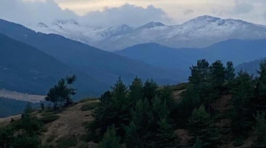 Bolu'ya mevsimin ilk karı düştü! O anları sosyal medya fenomeni paylaştı