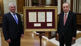 Küba Devlet Bakanı Bermudez, Erdoğan'ın verdiği hediye karşısında şaşkınlığını gizleyemedi: Daha önce bunu görmemiştim