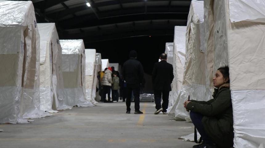 Depremzedeler için çadır kentler kuruldu, vatandaşlar ilk geceyi çadırlarda geçirecek