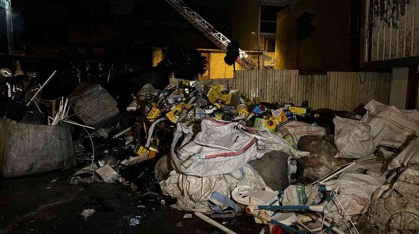 Sultangazi’de işçilerin kaldığı konteyner alev alev yandı