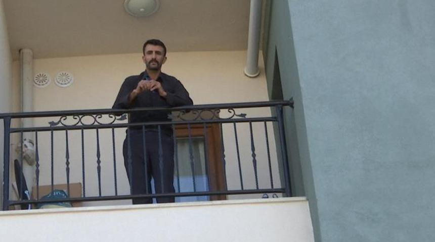 Evde kilitli kaldı, saatlerce kimse ona dönmedi! İş yerinden gelen telefonla çıkarılacağını öğrenince...