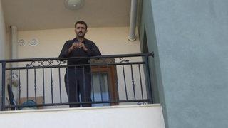 Evde kilitli kaldı, saatlerce kimse ona dönmedi! İş yerinden gelen telefonla çıkarılacağını öğrenince...