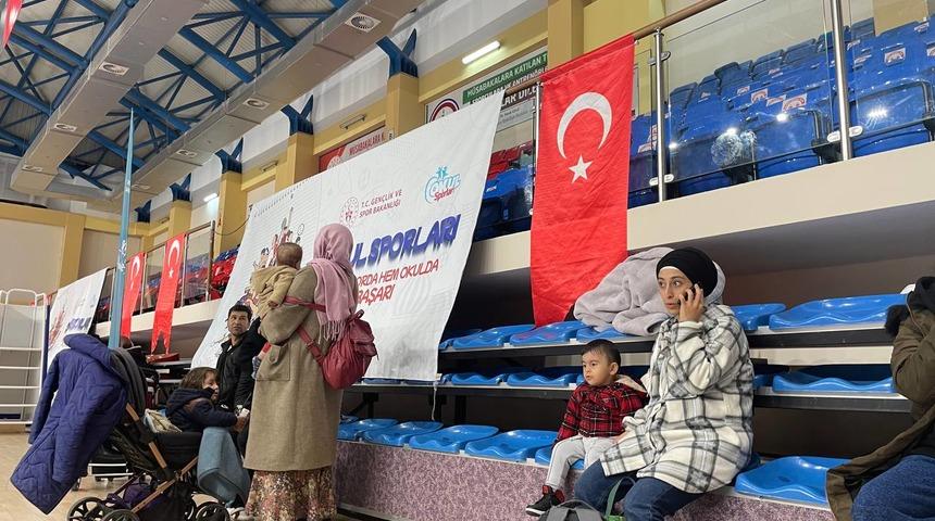 Düzce'de evlerine giremeyen vatandaşlar yağmur nedeniyle spor salonlarına taşınıyor