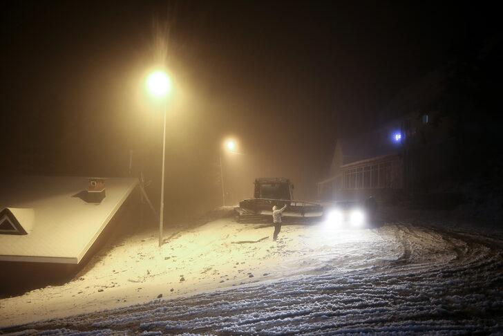 Bir anda başladı: Her yer beyaza büründü! Uludağ'da kar yağışı G1