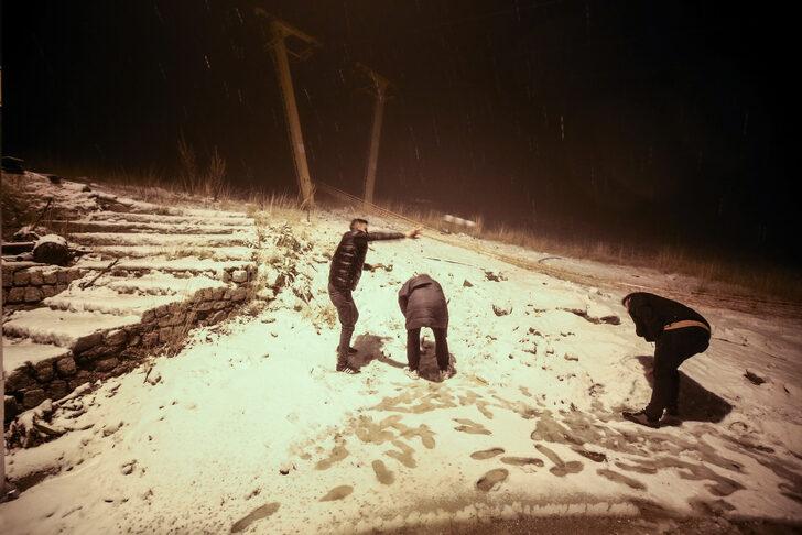 Bir anda başladı: Her yer beyaza büründü! Uludağ'da kar yağışı G2