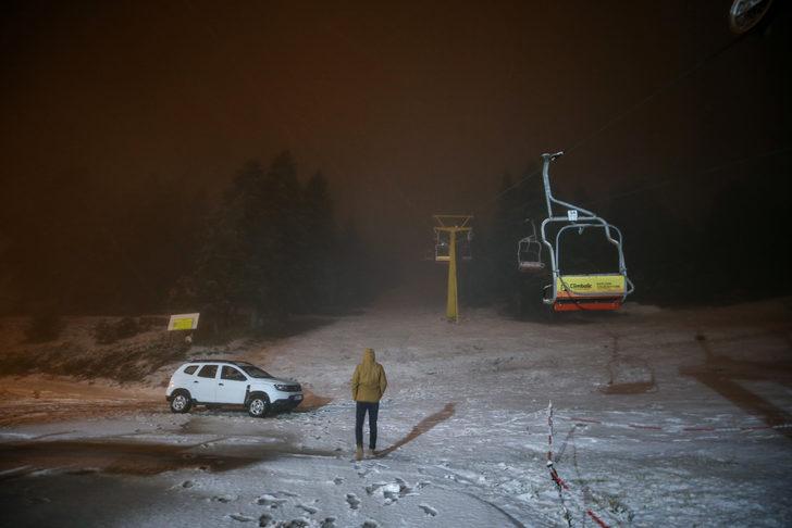 Bir anda başladı: Her yer beyaza büründü! Uludağ'da kar yağışı G3