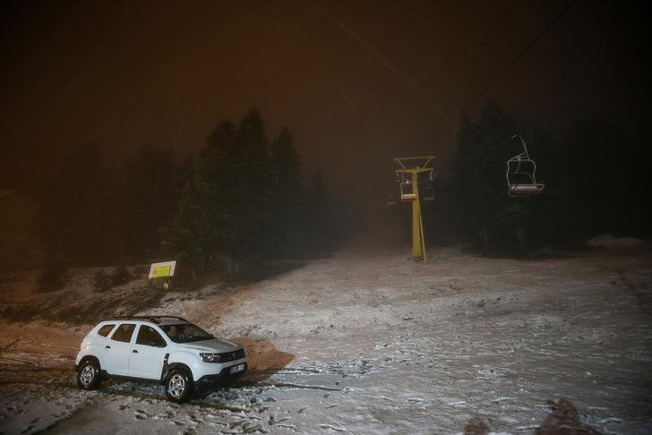 Bir anda başladı: Her yer beyaza büründü! Uludağ'da kar yağışı G4