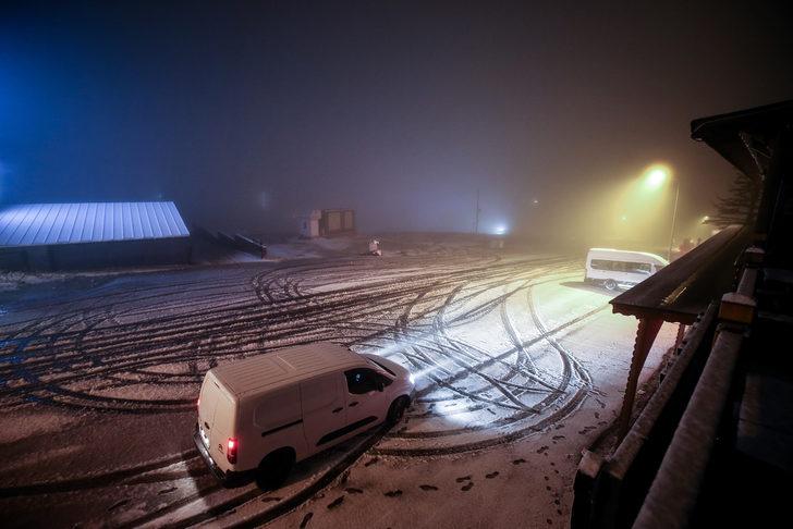 Bir anda başladı: Her yer beyaza büründü! Uludağ'da kar yağışı G5