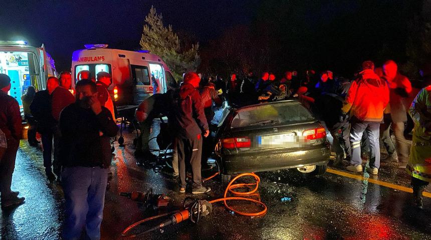 Bursa'da şerit ihlali yapan otomobil kazaya neden oldu: 1 ölü, 5 yaralı