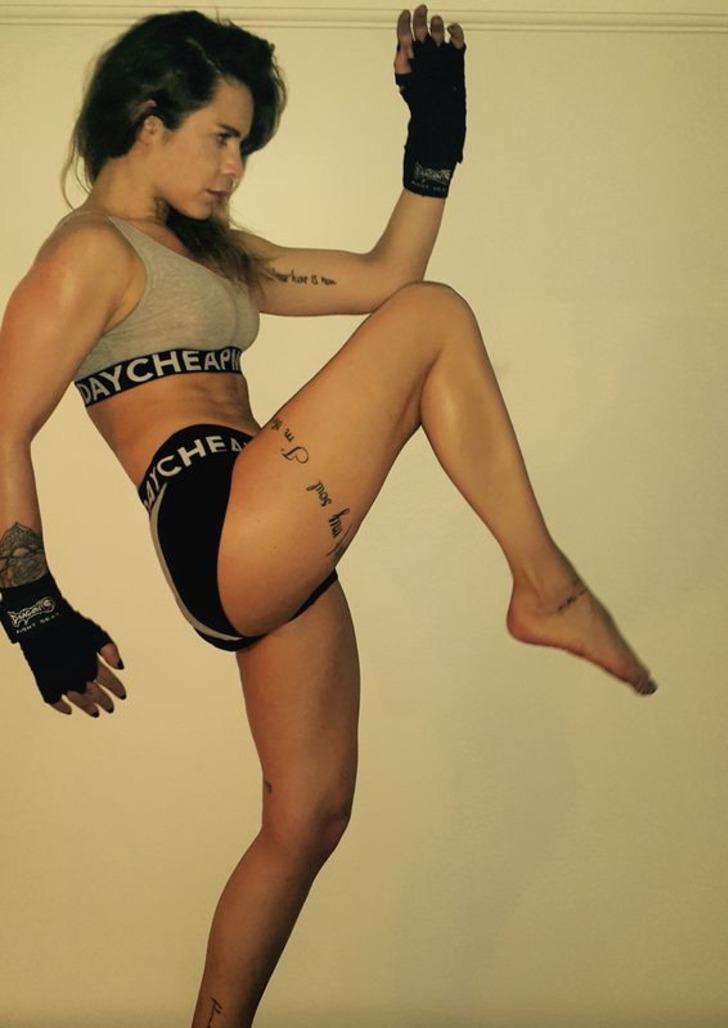 Eliz Sakuçoğlu yatakta çırılçıplak... G1