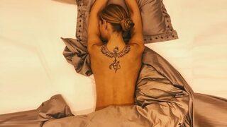 Eliz Sakuçoğlu yatakta çırılçıplak...