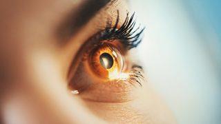 Gözlerdeki farklılıklara dikkat! Kalp hastalığı hakkında uyarı veriyor