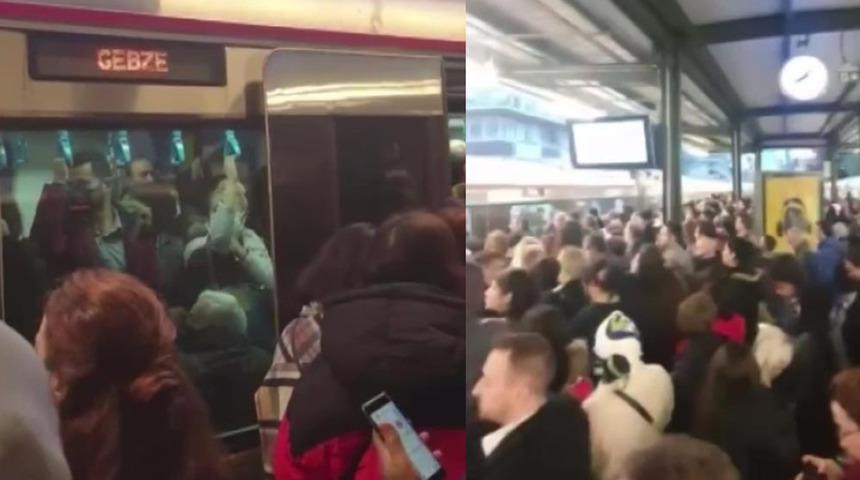 Marmaray'daki arıza, yolcuları çileden çıkardı! Sosyal medyadan isyan ettiler