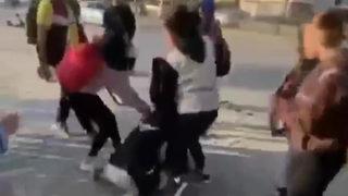 Liseli kızlar dehşet saçtı, arkadaşları gülerek izledi! O anlar kamerada