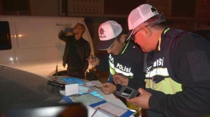 'Yok artık' dedirten g&ouml;r&uuml;nt&uuml;! Polis ceza yazarken o i&ccedil;meye devam etti