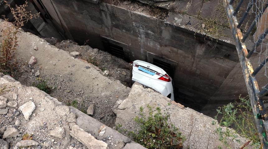 Kayseri'de feci olay! 5 metreden düşüp iki duvar arasına sıkıştılar