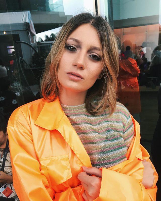 Gizem Karaca çölde mini şortuyla poz verdi! ''Devede de boy var ama...''