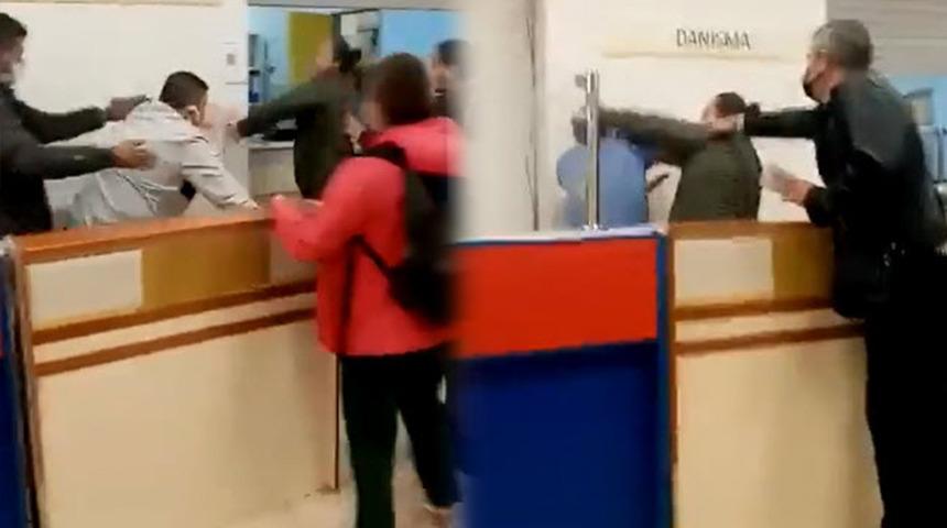 Hastanede ortalık karıştı! Hasta yakını ile görevliler birbirine girdi...