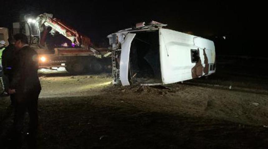 Taziyeden dönüyorlardı! Polisleri taşıyan otobüs devrildi... Yaralılar var