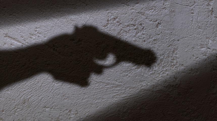 O ülkede yer yerinden oynadı! Önüne çıkan herkesi vurdu ve... Eşiyle ilgili o ihtimal dikkat çekti