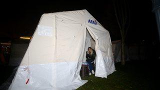 Düzce'de vatandaşlar park ve bahçelere kurulan çadırlarda konaklamayı sürdürüyor