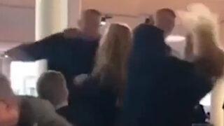 Sosyal medya bu görüntüyü konuşuyor! Yumruk attığı genç kız bayıldı