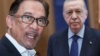 O ülkede seçimi kazanan başbakan, halka hitap ettiği sırada Cumhurbaşkanı Erdoğan ile görüşmesini dinletti