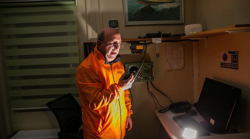 Kadıköy'de gönüllülere denizde gece arama-kurtarma eğitimi verildi