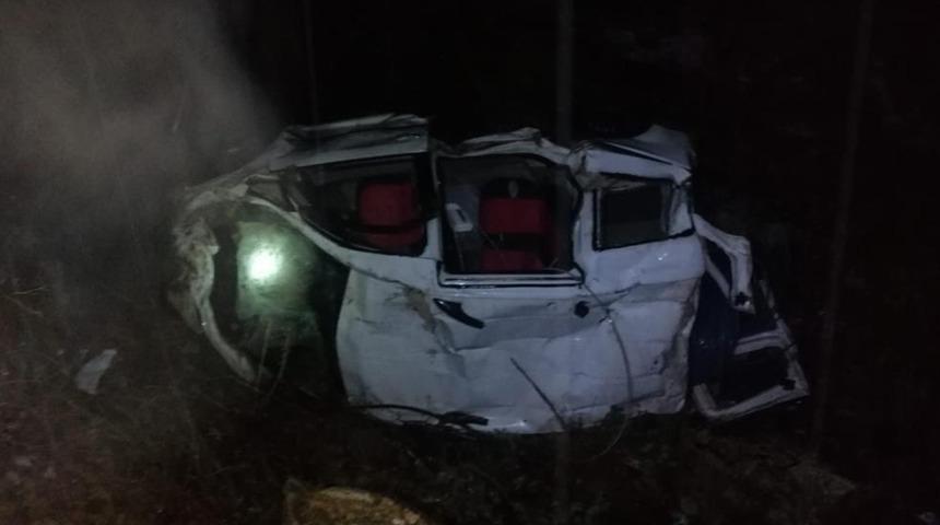 Feci kaza! Hafif ticari araç dere yatağına yuvarlandı...