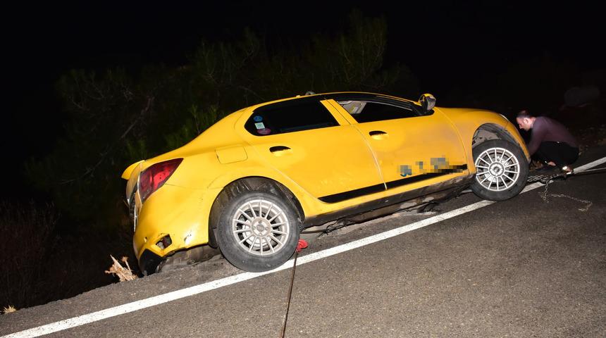 Şarampole uçmak üzere olan takside mahsur kaldılar! Ekipler son anda kurtardı
