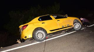 Şarampole uçmak üzere olan takside mahsur kaldılar! Ekipler son anda kurtardı