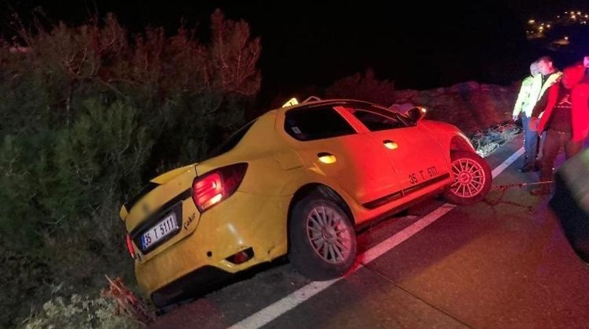 Ticari taksi bankette asılı kaldı, 3 kişilik aile itfaiye tarafından kurtarıldı