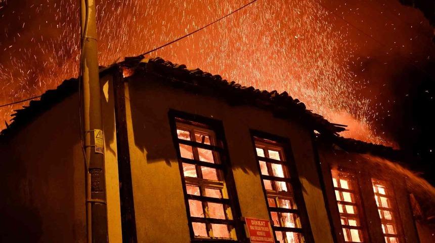 Alevler g&ouml;ğe y&uuml;kseldi, tarihi konak k&uuml;le d&ouml;nd&uuml;