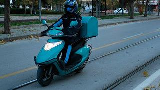 Siparişi verip dört gözle beklerken bir anda kabusu yaşadılar! Bahşiş alamayan kurye intikam alıyor