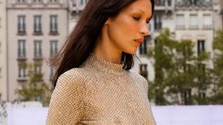 Cesur tarzıyla sık sık gündeme geliyordu! Bella Hadid dünyanın en şık kadını seçildi