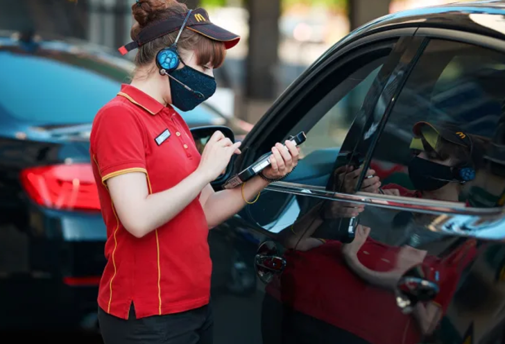 Resmen kandırılıyoruz: Teker teker açıkladılar! Fast food çalışanlarının müşterilerine söyledikleri yalanlar G2