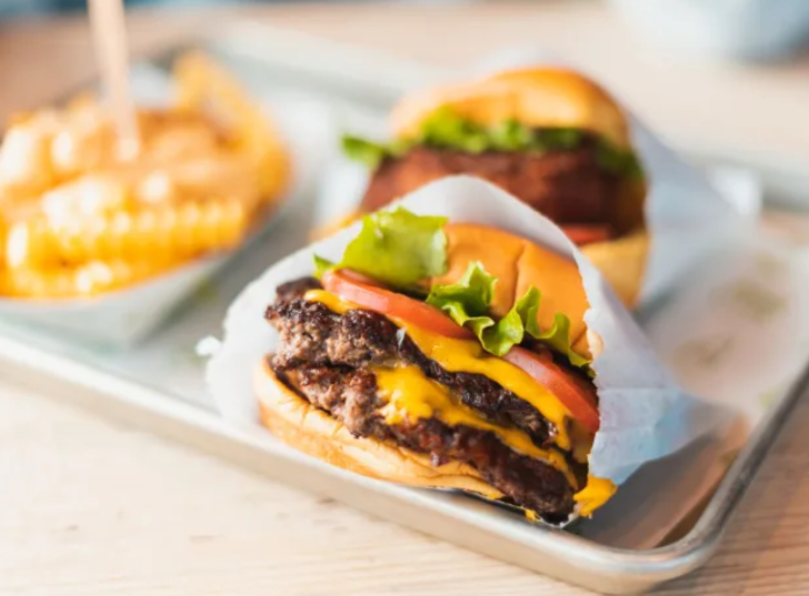 Resmen kandırılıyoruz: Teker teker açıkladılar! Fast food çalışanlarının müşterilerine söyledikleri yalanlar G4