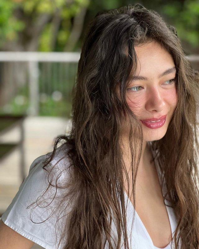 Gecenin Ucunda'nın yıldızı Neslihan Atagül göğüs dekolteli pozuyla Instagram'ı salladı! Ünlü isimler yorum yağdırdı