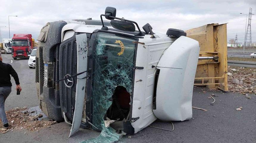 Sultangazi Kuzey Marmara Otoyolu’nda hafriyat kamyonu yan yattı: 1 yaralı