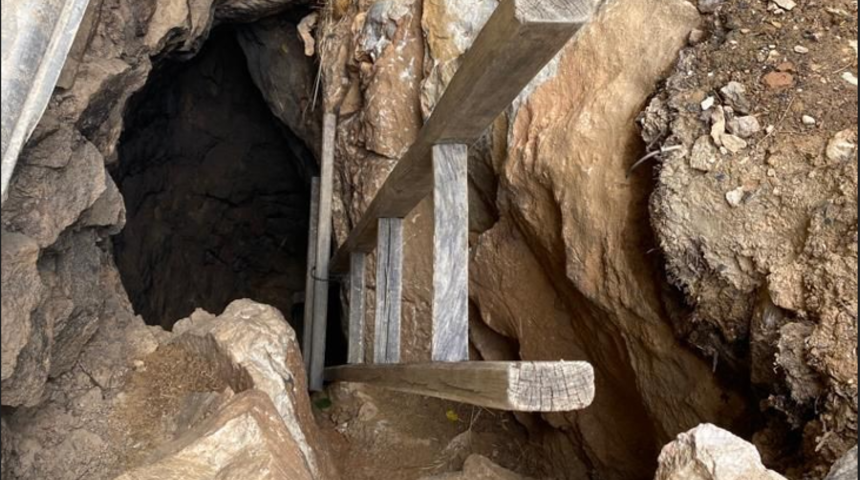 Bu da oldu! Evin içinde kazı yaparken yakalandı, salonun orta yerine çukur kazmış