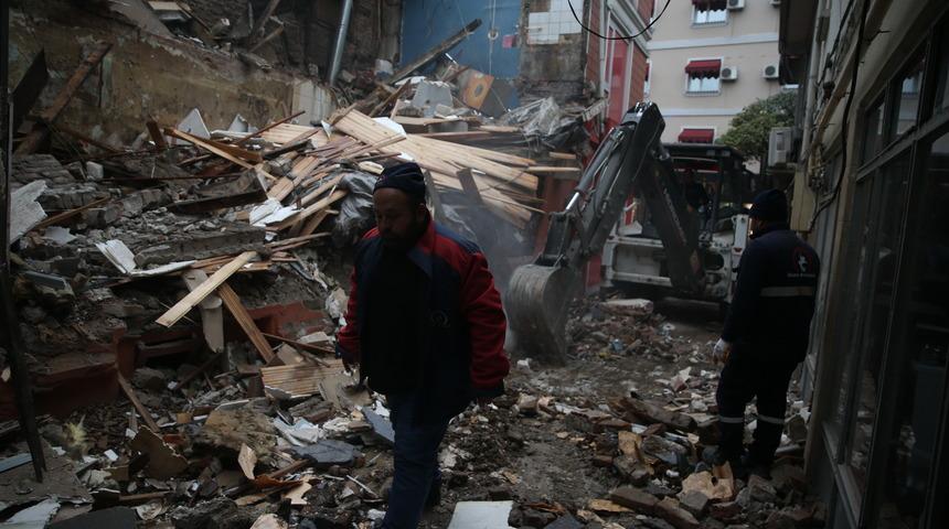 Düzce'deki depremde yıkılan iş yerinin enkazı kaldırılıyor