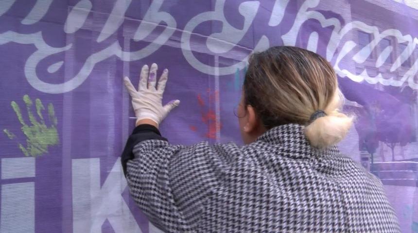 Maltepe’de kadınlar, kadına şiddete karşı el izlerini bıraktı