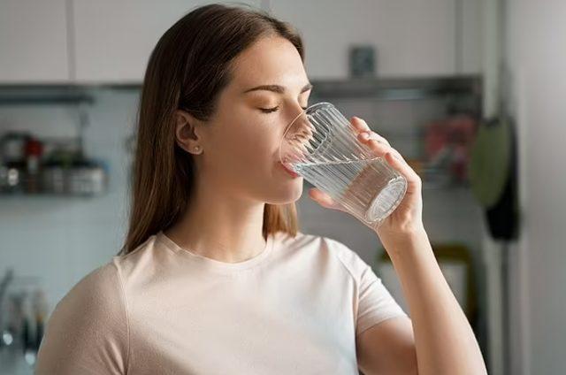 Yıllardır yanlış biliyormuşuz! Bilimsel araştırmalara göre günde 2 litre su  içmek... - Sağlık Haberleri